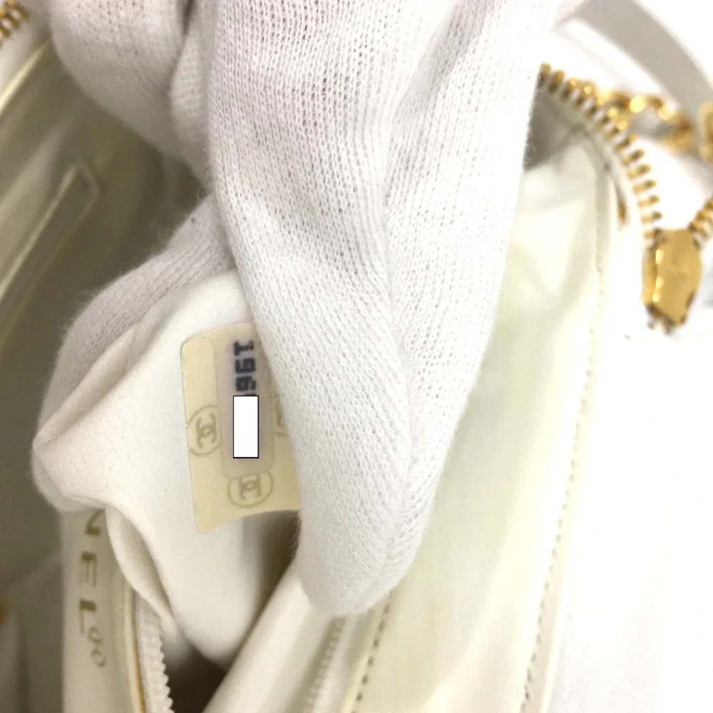 CHANEL White Shoulder Bag